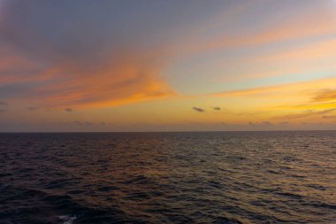 Sakin denizlerde Güney Atlantik okyanusunda gün doğumu.