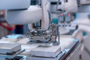 Robot kolların yakın plan çekimi modern fabrikada akıllı telefon montajı