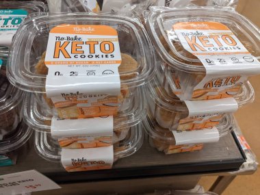 Satın alınmak üzere çeşitli paketlenmiş keto kurabiyelerinin yakın plan görüntüsü