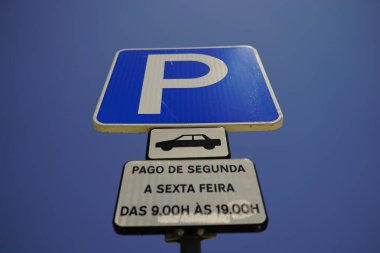 Mavi bir arka planda mavi bir park yerinin alçak açılı görüntüsü.