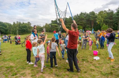 Sabun köpüğü festivalinde bir çadır ve sıçrama şatosu.