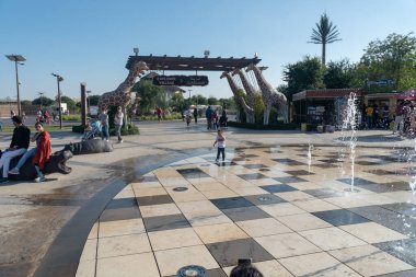 Dubai Safari Park Dubai, Al Warqa Hayvanat Bahçesi Çevre dostu Çeşme Bölgesi 'ndeki insan ve çocukların manzarası