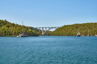 Hırvatistan 'daki nehrin üzerindeki Krka Köprüsü