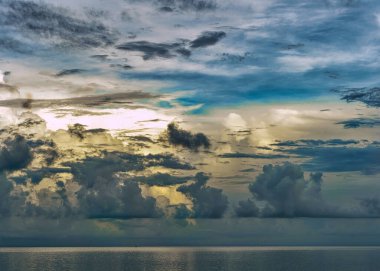 Miami, Deering Körfezi 'nde bulutlu bir gün batımı gökyüzünün altında okyanus