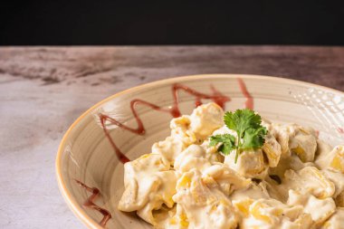 Siyah arka planda bir tabakta pişmiş armut Fiocchetti 'nin yakın plan çekimi..