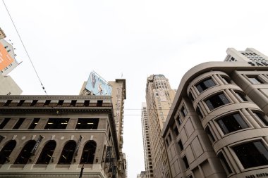San Francisco, Kaliforniya 'da bej renkli ve koyu kahverengi renkli yüksek katlı apartmanlar.