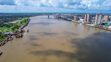 New Orleans, Louisiana 'daki Mississippi Nehri' ne kuş bakışı bir bakış.