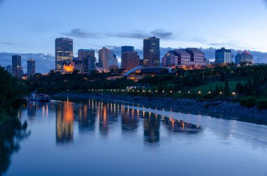 Edmonton, Kanada. 2021-09-12: Nehir kenarındaki modern bir şehrin gece manzarası