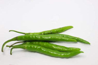 Beyaz arka planda izole edilmiş yüksek açılı yeşil ve baharatlı biber.