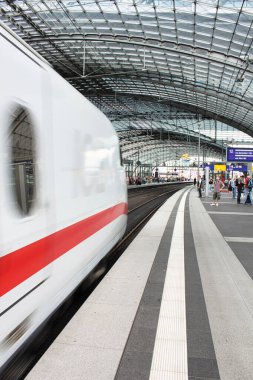 Modern hızlı tren Almanya 'daki Berlin Merkez İstasyonu' na varıyor.