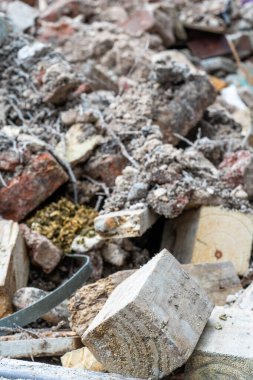 Bir inşaatın molozlarının seçici odak noktası