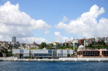 İstanbul, Türkiye 'de deniz manzaralı uzak bir şehir manzarası