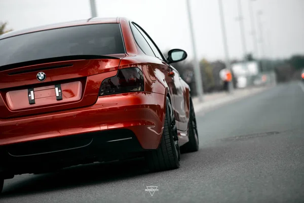 Laranja Bmw Série Abaixado Sintonizado — Fotografia de Stock