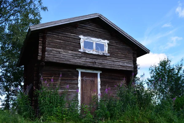 Uma Antiga Casa Sueca Estilo Escandinavo Cercada Por Grama Flor — Fotografia de Stock