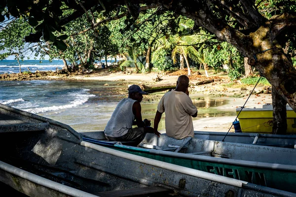 Twee Mannelijke Volwassenen Zitten Een Boot Het Zandstrand Costa Rica — Stockfoto