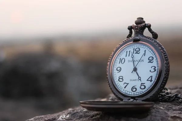 Die Antike Taschenuhr Auf Dem Felsen Pune Indien — Stockfoto