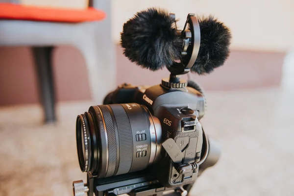 Eine Canon Eos Kamera Auf Einem Gimbal Mit Richtmikrofon Brcko — Stockfoto