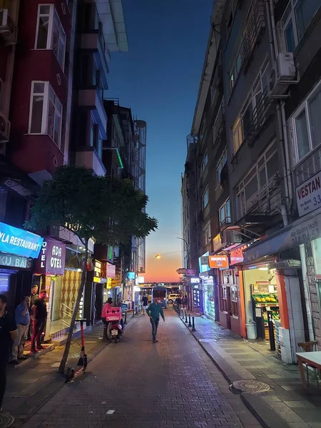 Günbatımında Stanbul Sokaklarında Yürüyen Turistlerin Dikey Görüntüleri — Stok fotoğraf