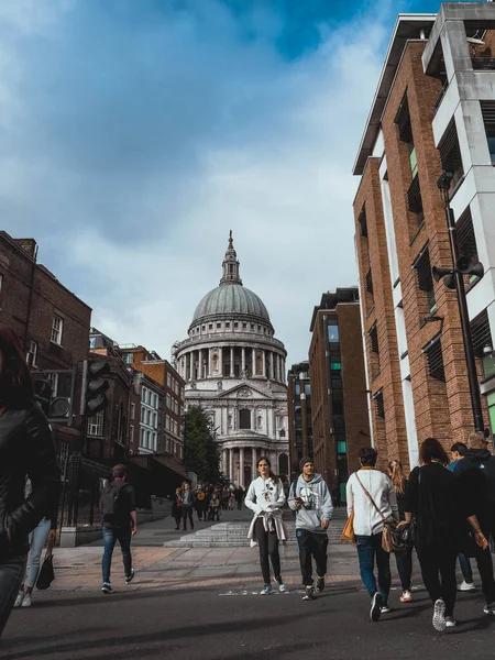 Вертикальное Фото Людей Возле Собора Святого Павла Лондоне — стоковое фото