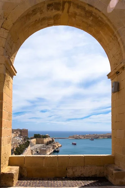 Вертикальный Снимок Каменной Арки Видом Море Окружении Зданий Мальте — стоковое фото