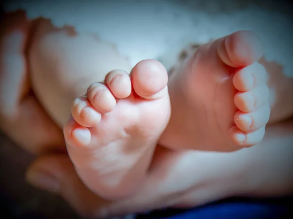 Primo Piano Piedi Neonato Uno Sfondo Sfocato — Foto Stock