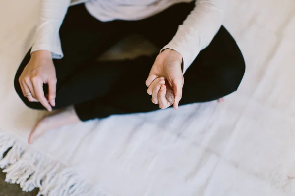 Primer Plano Mano Una Mujer Sosteniendo Cristal — Foto de Stock