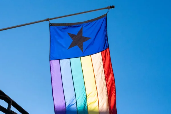 Eine Sonnenbeschienene Texanische Lgbt Gay Pride Flagge — Stockfoto