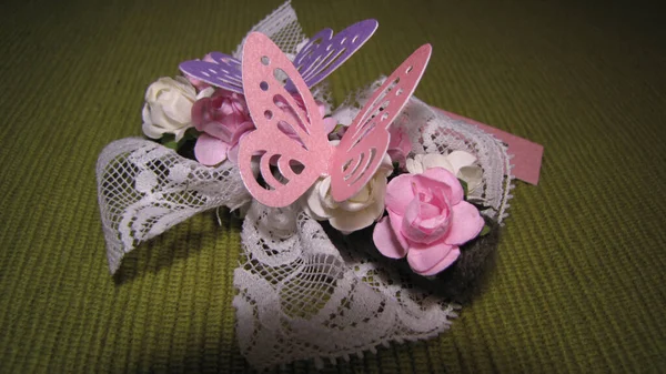 Симпатичная Шпилька Белыми Розовыми Декоративными Цветами Бабочками — стоковое фото