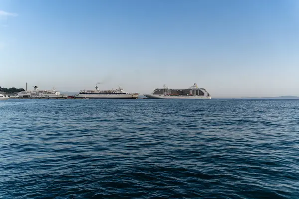 Hırvatistan Split Kentinde Güneşli Bir Günde Mavi Deniz Uzak Yolcu — Stok fotoğraf