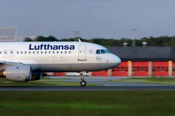 Αεροσκάφος Της Lufthansa Που Απογειώνεται Στο Αεροδρόμιο Της Φρανκφούρτης Στη — Φωτογραφία Αρχείου