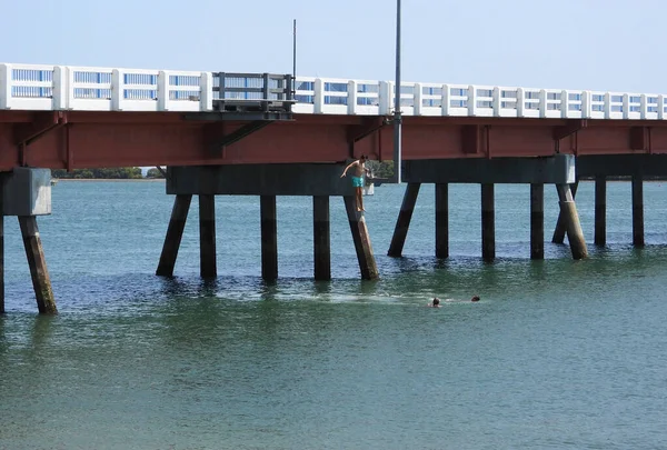 Een Kind Springt Zee Vanaf Een Brug Australië — Stockfoto
