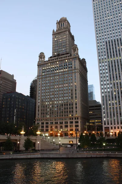 夜のアメリカ シカゴの中心部にある近代的なダウンタウンの建物の垂直ショット — ストック写真