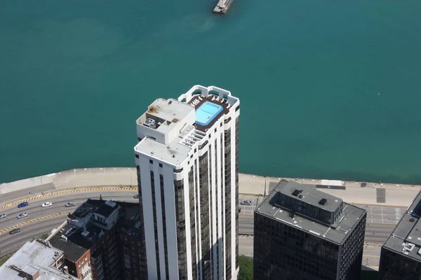 美国芝加哥一幢摩天大楼顶上一个游泳池的鸟瞰图 — 图库照片