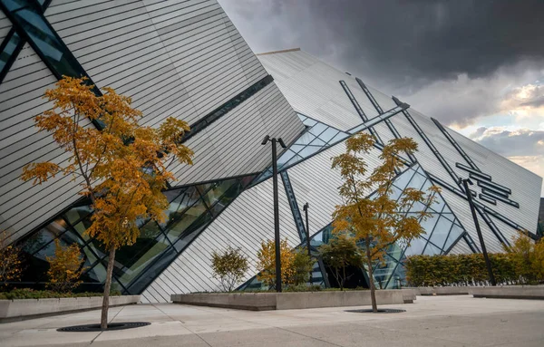 Pohled Muzeum Říma Obklopené Podzimními Stromy Torontu — Stock fotografie