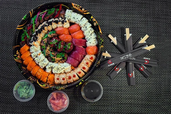 Eine Draufsicht Auf Köstliches Thai Sushi Einem Runden Tablett Mit — Stockfoto