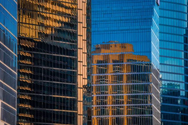 Una Vista Ipnotizzante Moderni Grattacieli Alti Edifici Con Esterni Riflettenti — Foto Stock