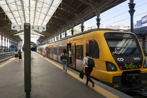 Sarı Treni Yakalamak Için Koşan Kadın Sao Bento Stasyonu Porto — Stok fotoğraf