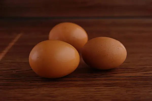 木製のテーブルの上に3個の卵のクローズアップショット — ストック写真