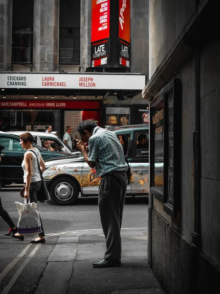 Взрослый Мужчина Закуривает Сигарету Улицах Лондона Англия — стоковое фото