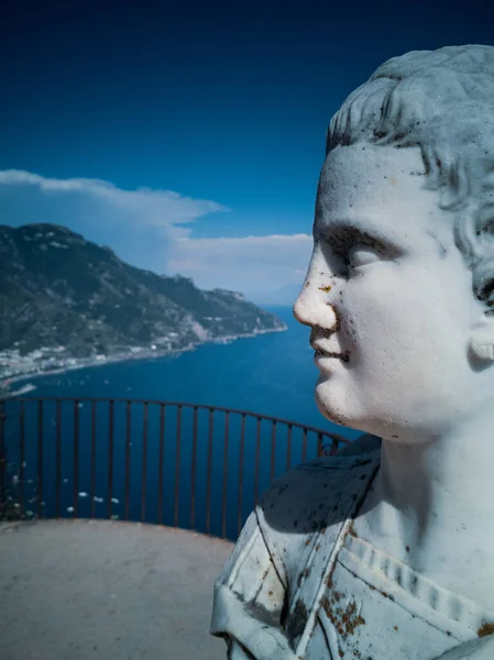 海の景色を背景にラヴェッロの彫像の垂直クローズアップショット — ストック写真