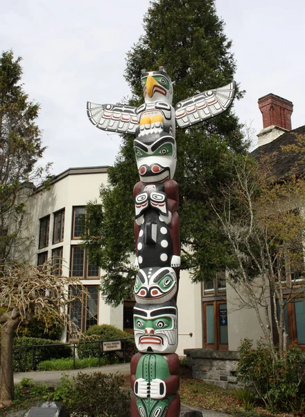 Zbliżenie Rdzennego Amerykańskiego Totemu Uniwersytecie Kolumbii Brytyjskiej Kanadzie — Zdjęcie stockowe
