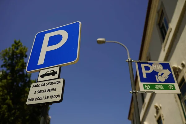 Ángulo Bajo Cartel Aparcamiento Calle Con Horario — Foto de Stock