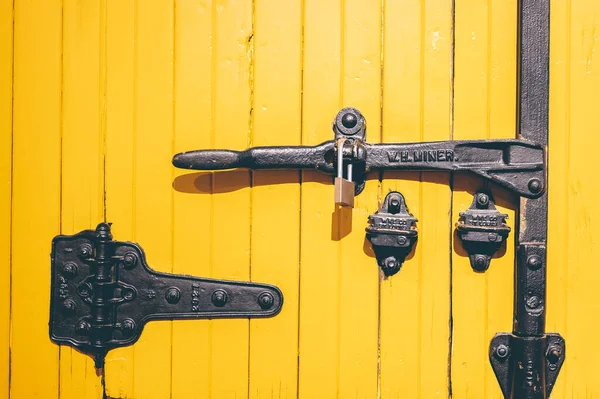 Une Porte Jaune Historique Dans Train Centenaire — Photo