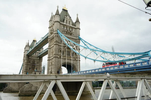 London Tower Bridge Cruzando Rio Tâmisa Londres Inglaterra Reino Unido — Fotografia de Stock