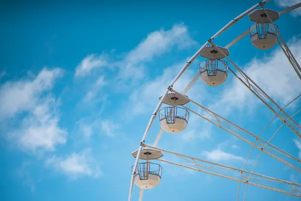 Eine Nahaufnahme Eines Riesenrads Vor Dem Hintergrund Eines Wolkenverhangenen Blauen — Stockfoto