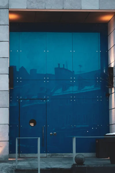Stor Blå Dörr Speglar Gamla Byggnader Från Kommersiell Gata Gamla — Stockfoto