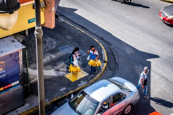 Una Vista Superior Gente Caminando Calle Contra Los Coloridos Edificios —  Fotos de Stock