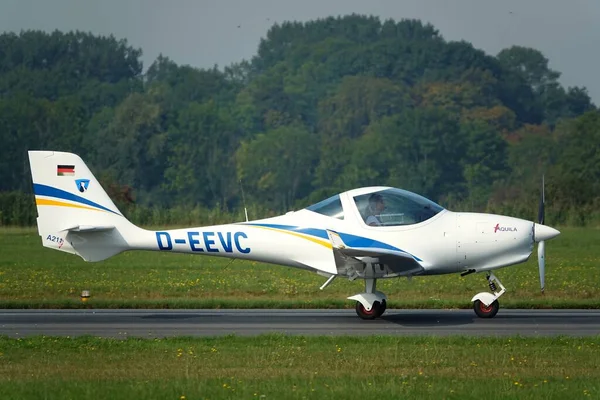 Egy Guruló Gyönyörű Aquila A211G Könnyű Repülőgépről Wilhelmshaven Repülőtéren — Stock Fotó