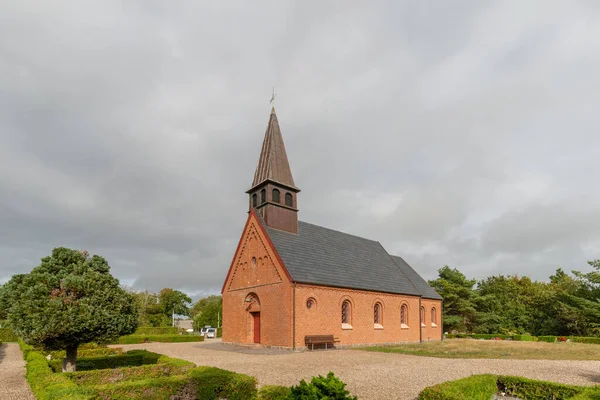 丹麦的Hulsig教堂白天在灰蒙蒙的天空下 — 图库照片
