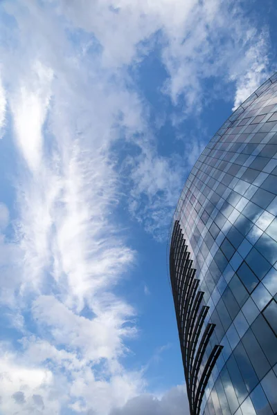 Közelről Felhőkarcoló Felé Ami Visszaveri Felhőket Kék Égen — Stock Fotó